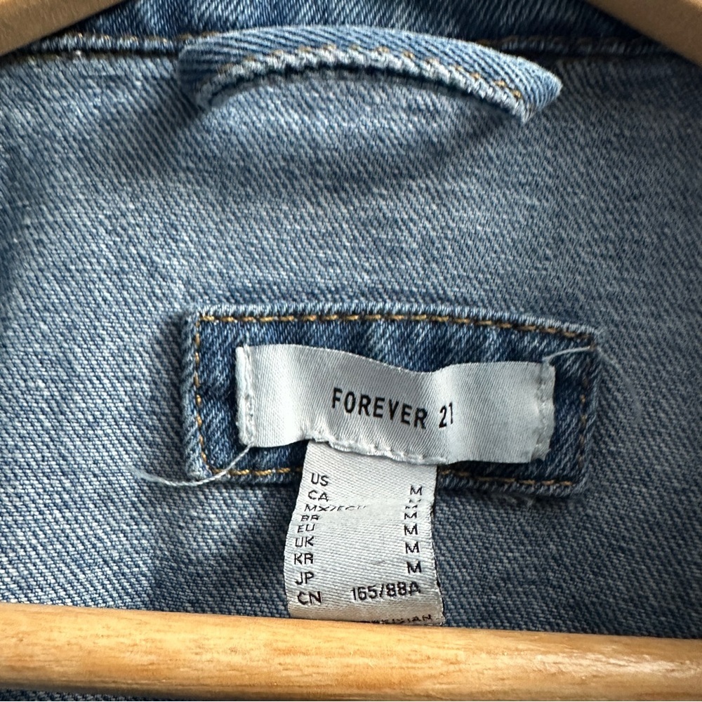 Forever 21 Distressed Light Blue Wash, Frayed Hem Stretch Jean Jacket Size M - Picture 4 of 9